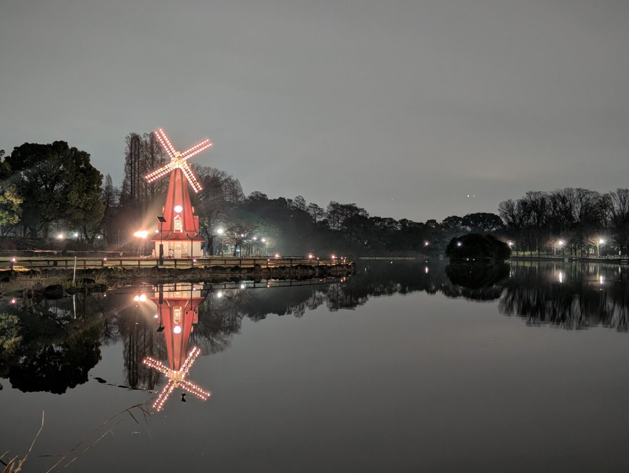 浮間公園 風車のライトアップ